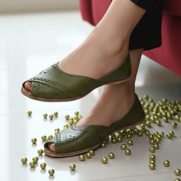 Ladies Front Open Cat Style Khussa