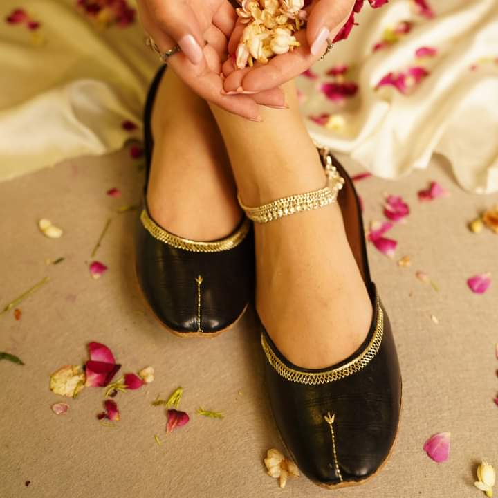 Single Chain Ladies Pure Leather Khussa